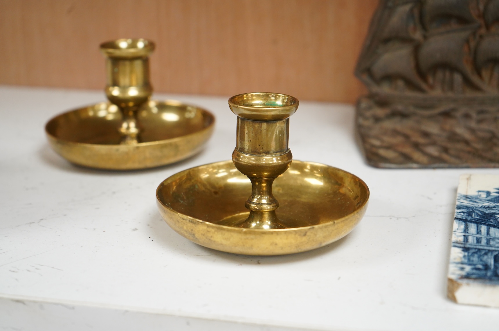 A pair of early 19th century brass ‘Brighton bun’ travelling candlesticks, 7cm high